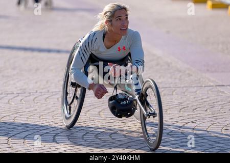 Sydney, Australien. September 2024. Madison de Rozario aus Australien sieht nach dem Gewinn des TCS Rollstuhl Sydney Marathons 2024, der von ASICS am 15. September 2024 im Sydney Opera House präsentiert wurde. Credit: IOIO IMAGES/Alamy Live News Stockfoto