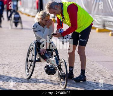 Sydney, Australien. September 2024. Madison de Rozario aus Australien feiert den Sieg nach dem 2024 von ASICS im Sydney Opera House präsentierten TCS Rollstuhl Marathon am 15. September 2024 in Sydney, Australien Credit: IOIO IMAGES/Alamy Live News Stockfoto