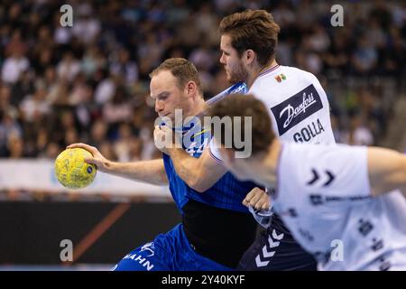 Lenny RUBIN (TVB Stuttgart, #44) im Zweikampf gegen Johannes GOLLA (SG Flensburg-Handewitt, #04) TVB Stuttgart (TVB) vs. SG Flensburg-Handewitt (SGF), Handball, Maenner, Daikin 1. Handball-Bundesliga (HBL), 2. Spieltag, Spielzeit 2024/2025, 15.09.2024 Foto: Eibner-Pressefoto/Oliver Schmidt Stockfoto