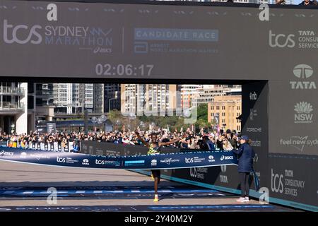 Sydney, Australien. September 2024. Brimin Kipkorir MISOI aus Kenia gewinnt den TCS Sydney Marathon 2024, der von ASICS am 15. September 2024 im Sydney Opera House präsentiert wurde Stockfoto