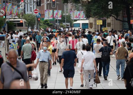 Shanghai, China. September 2024. Touristen werden auf der Nanjing Road Fußgängerzone am ersten Tag des Mid-Herbstfestes in Shanghai, China, am 15. September 2024 gesehen. (Foto: Costfoto/NurPhoto) Credit: NurPhoto SRL/Alamy Live News Stockfoto