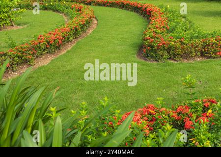 Wunderschöne Bilder von einem Garten mit Landschaftsgärten und Blumen. Ein wunderschön gestalteter Garten bietet eine Vielzahl von blühenden Pflanzen und üppiges Grün Stockfoto