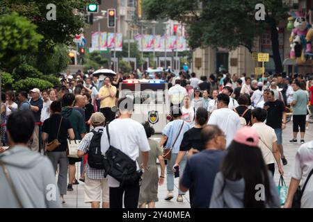 Shanghai, China. September 2024. Touristen werden auf der Nanjing Road Fußgängerzone am ersten Tag des Mid-Herbstfestes in Shanghai, China, am 15. September 2024 gesehen. (Foto: Costfoto/NurPhoto) Credit: NurPhoto SRL/Alamy Live News Stockfoto