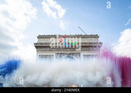 Paris, Frankreich. September 2024. Arc de triomphe während der Parade französischer Athleten, die an den Olympischen und Paralympischen Spielen 2024 in Paris am 14. September 2024 teilnahmen. Foto: Eric Tschaen/Pool/ABACAPRESS. COM Credit: Abaca Press/Alamy Live News Stockfoto