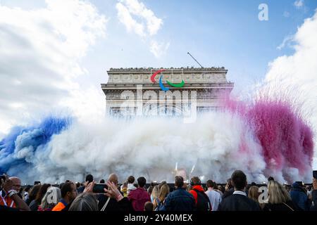 Paris, Frankreich. September 2024. Arc de triomphe während der Parade französischer Athleten, die an den Olympischen und Paralympischen Spielen 2024 in Paris am 14. September 2024 teilnahmen. Foto: Eric Tschaen/Pool/ABACAPRESS. COM Credit: Abaca Press/Alamy Live News Stockfoto