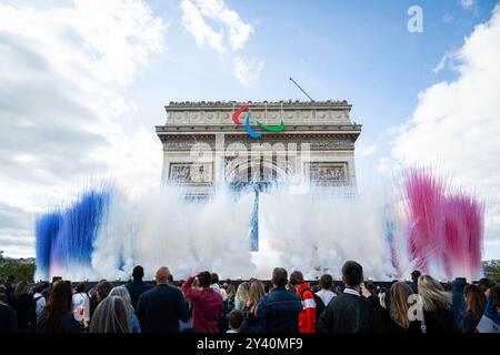 Paris, Frankreich. September 2024. Arc de triomphe während der Parade französischer Athleten, die an den Olympischen und Paralympischen Spielen 2024 in Paris am 14. September 2024 teilnahmen. Foto: Eric Tschaen/Pool/ABACAPRESS. COM Credit: Abaca Press/Alamy Live News Stockfoto