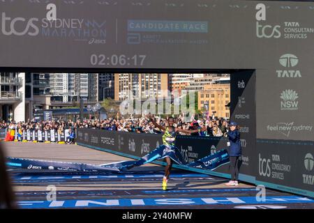 Sydney, Australien. September 2024. Brimin Kipkorir MISOI aus Kenia gewinnt den TCS Sydney Marathon 2024, der von ASICS am 15. September 2024 im Sydney Opera House präsentiert wurde Stockfoto