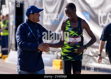 Sydney, Australien. September 2024. Brimin Kipkorir MISOI aus Kenia feiert den Sieg nach dem 2024 von ASICS präsentierten TCS Sydney Marathon am 15. September 2024 in Sydney, Australien Credit: IOIO IMAGES/Alamy Live News Stockfoto