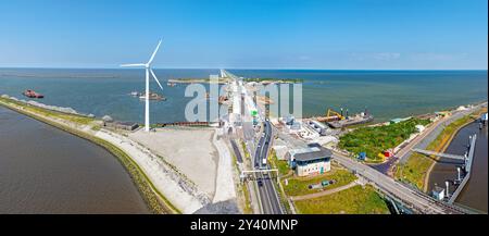 Luftpanorama vom Afsluitdijk mit den Stevins-Schleusen in den Niederlanden Stockfoto