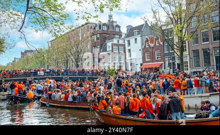 Amsterdam, Niederlande - 27. April 2024: niederländer feiern Königstag auf den Kanälen in Amsterdam in den Niederlanden Stockfoto