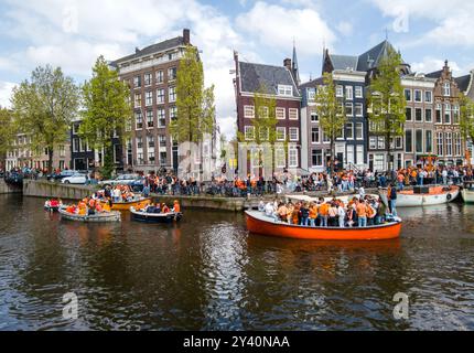 Amsterdam, Niederlande - 27. April 2024: niederländer feiern Königstag auf den Kanälen in Amsterdam in den Niederlanden Stockfoto