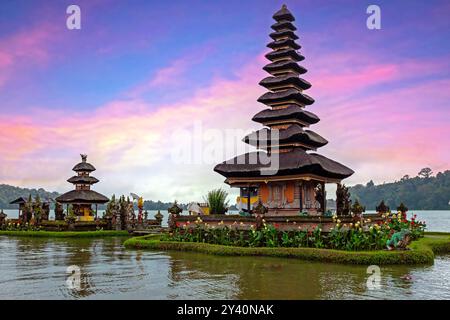 Sonnenuntergang am Ulun Danu Bratan Tempel in Bali Indonesien Stockfoto