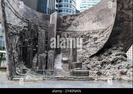 Eine Fortschritts- und Advancement-Skulptur des Raffles Place mit einer Mischung aus alten und neuen Geschäfts- und Finanzgebäuden in Singapur. Raffles Place Stockfoto