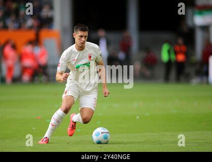 Augsburg, Deutschland. September 2024. Augsburg, Deutschland 15. September 2024: Fussball, Herren, Saison 2024/2025, FC Augsburg - FC.St.Pauli, Bundesliga, WWK Arena Keven Schlotterbeck (FC Augsburg) am Ball DFL/DFB-Vorschriften verbieten jede Verwendung von Fotos als Bildsequenzen und/oder Quasi-Video Stockfoto