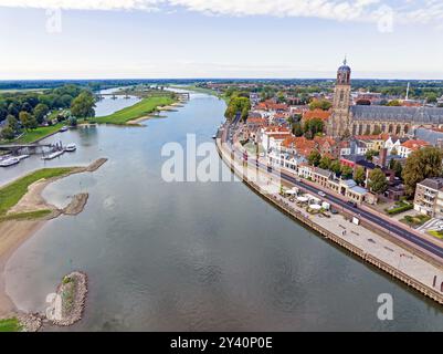 Aus der Vogelperspektive der historischen Stadt Deventer am Fluss IJssel in den Niederlanden Stockfoto