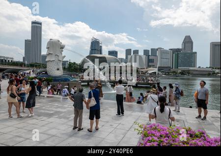 Eine der wichtigsten Touristenattraktionen ist ein Wasserbrunnen, der Merlion, eine mythische Kreatur mit dem Kopf eines Löwen und dem Körper eines Fisches, spuckender Jet Stockfoto