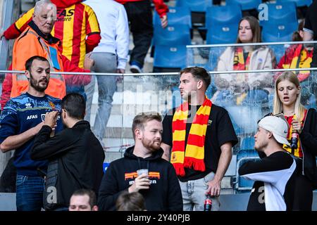 Gent, Belgien. September 2024. Mechelens Fans wurden vor einem Fußballspiel zwischen KAA Gent und KV Mechelen in Gent am siebten Tag der Saison 2024-2025 der ersten Liga der „Jupiler Pro League“ der belgischen Meisterschaft am Sonntag, den 15. September 2024, in Gent vorgestellt. BELGA FOTO TOM GOYVAERTS Credit: Belga Nachrichtenagentur/Alamy Live News Stockfoto