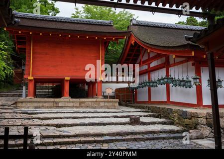 Nara, Japan, 18. Juni 2024: Erkundung des bunten Kasuga Taisha-Schreins mit 3.000 Laternen. Dieser schintoistische Schrein, hier ohne Menschen abgebildet, ist ein Schurke Stockfoto