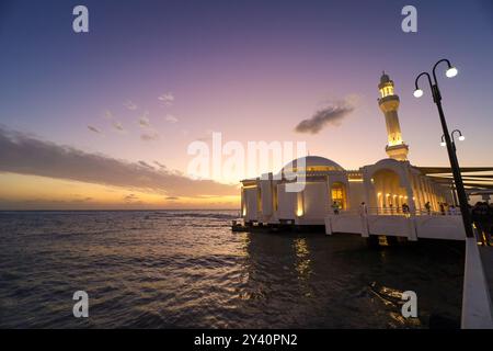 Al Rahmah schwimmende Moschee bei Sonnenuntergang mit Meer im Vordergrund , Dschidda, Saudi Arabien Stockfoto