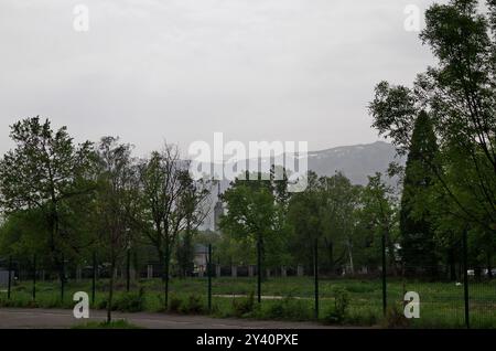 Blick auf einen Teil der Grünflächen vor dem Hintergrund des Vitoscha-Berges und des Fernsehturms in der Hauptstadt Sofia, Bulgarien Stockfoto