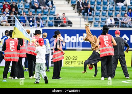 Gent, Belgien. September 2024. Breakdancer vor einem Fußballspiel zwischen KAA Gent und KV Mechelen in Gent, am siebten Tag der Saison 2024-2025 der ersten Liga der Jupiler Pro League, Sonntag, den 15. September 2024. BELGA FOTO TOM GOYVAERTS Credit: Belga Nachrichtenagentur/Alamy Live News Stockfoto