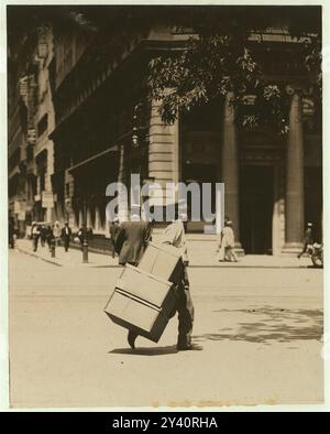 Messenger Boy, Lieferung von Bundles Union Square, N.Y. Standort: New York, New York (Bundesstaat) Stockfoto