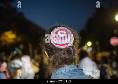 Washington, USA. September 2024. Ein jüdischer Demonstrant steht vor der israelischen Botschaft während einer pro-palästinensischen Demonstration in Washington DC am 14. September 2024. Pro-palästinensische Demonstranten versammeln sich vor der israelischen Botschaft, um ein Ende des andauernden israelischen Angriffs auf den Gazastreifen zu fordern. (Foto: Probal Rashid/SIPA USA) Credit: SIPA USA/Alamy Live News Stockfoto