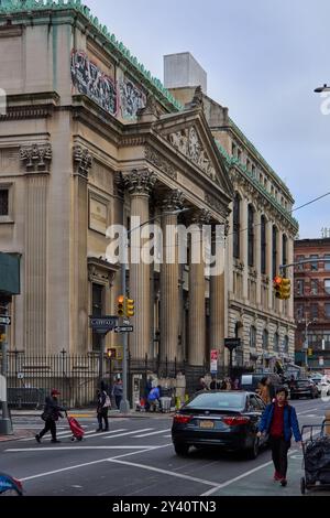 Fassade der Bowery Savings Bank in New York Stockfoto