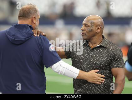 Irving, Usa. September 2024. Mike Tyson, ehemaliger Boxweltmeister im Schwergewicht, unterhält sich mit einem Assistenztrainer der Dallas Cowboys während eines National Football League-Wettbewerbs im AT&T Stadium am Sonntag, den 15. September 2024 in Irving, Texas. (Foto: Peter G. Forest/SIPA USA) Credit: SIPA USA/Alamy Live News Stockfoto