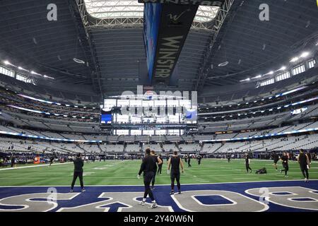 Irving, Usa. September 2024. Das Innere des AT&T Stadions vor dem Beginn eines National Football League-Wettbewerbs am Sonntag, den 15. September 2024 in Irving, Texas. (Foto: Peter G. Forest/SIPA USA) Credit: SIPA USA/Alamy Live News Stockfoto