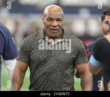 Irving, Usa. September 2024. Der ehemalige Boxweltmeister im Schwergewicht Mike Tyson verlässt das Feld während eines National Football League-Wettbewerbs am Sonntag, den 15. September 2024, im AT&T Stadium in Irving, Texas. (Foto: Peter G. Forest/SIPA USA) Credit: SIPA USA/Alamy Live News Stockfoto