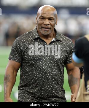 Irving, Usa. September 2024. Der ehemalige Boxweltmeister im Schwergewicht Mike Tyson verlässt das Feld während eines National Football League-Wettbewerbs am Sonntag, den 15. September 2024, im AT&T Stadium in Irving, Texas. (Foto: Peter G. Forest/SIPA USA) Credit: SIPA USA/Alamy Live News Stockfoto