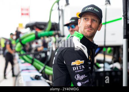 West Allis, Wi, USA. 30. August 2024. ROMAIN GROSJEAN (77) (SWE) aus Genf, Schweiz, spricht vor einem Training für die HyVee Milwaukee Mile 250s auf der Milwaukee Mile in West Allis WI auf der Boxenstraße. (Kreditbild: © Walter G. Arce Sr./ASP via ZUMA Press Wire) NUR REDAKTIONELLE VERWENDUNG! Nicht für kommerzielle ZWECKE! Stockfoto