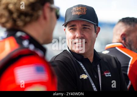 West Allis, Wi, USA. 30. August 2024. Larry Foyt, Präsident von A.J. Foyt Enterprises, spricht mit SANTINO FERRUCCI (14) (USA) aus Woodbury, Connecticut, vor einem Training für die HyVee Milwaukee Mile 250s an der Milwaukee Mile in West Allis WI. (Kreditbild: © Walter G. Arce Sr./ASP via ZUMA Press Wire) NUR REDAKTIONELLE VERWENDUNG! Nicht für kommerzielle ZWECKE! Stockfoto