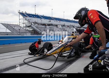 West Allis, Wi, USA. 30. August 2024. Die Crew von AJ Foyt Racing hält während eines Trainings für die HyVee Milwaukee Mile 250s an der Milwaukee Mile in West Allis WI an. (Kreditbild: © Walter G. Arce Sr./ASP via ZUMA Press Wire) NUR REDAKTIONELLE VERWENDUNG! Nicht für kommerzielle ZWECKE! Stockfoto