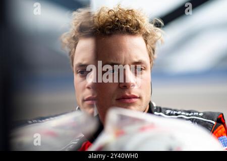 West Allis, Wi, USA. 30. August 2024. SANTINO FERRUCCI (14) (USA) aus Woodbury, Connecticut, zieht sich vor einem Training für die HyVee Milwaukee Mile 250 auf der Milwaukee Mile in West Allis WI an. (Kreditbild: © Walter G. Arce Sr./ASP via ZUMA Press Wire) NUR REDAKTIONELLE VERWENDUNG! Nicht für kommerzielle ZWECKE! Stockfoto