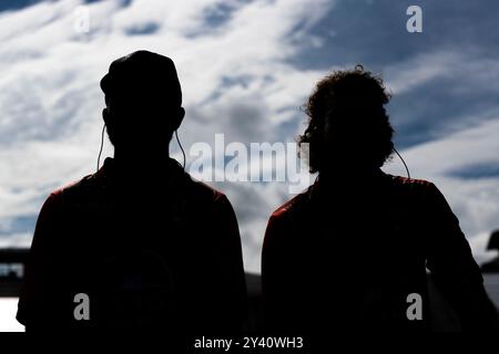 West Allis, Wi, USA. 30. August 2024. Die Crew von AJ Foyt Racing klettert in ihr Auto, bevor sie für die HyVee Milwaukee Mile 250 auf der Milwaukee Mile in West Allis WI ein Training absolviert. (Kreditbild: © Walter G. Arce Sr./ASP via ZUMA Press Wire) NUR REDAKTIONELLE VERWENDUNG! Nicht für kommerzielle ZWECKE! Stockfoto