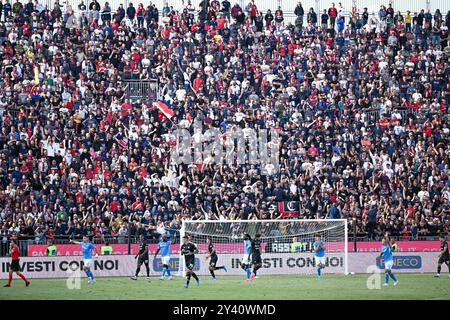 Curva Nord Unterstützer von Cagliari Calcio während des Fußballspiels der Serie A zwischen Cagliari Calcio und Napoli im Unipol Domus in Cagliari, Sardinien - Sonntag, den 15. September 2024. Sport - Fußball (Foto: Gianluca Zuddas/Lapresse) Credit: LaPresse/Alamy Live News Stockfoto