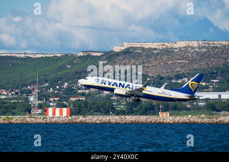 Marignane, Frankreich. September 2024. Ein RYANAIR-Flugzeug ist sicher vom Flughafen Marseille-Provence abgeflogen, in einer Seitenansicht vor einem blauen Himmel Stockfoto