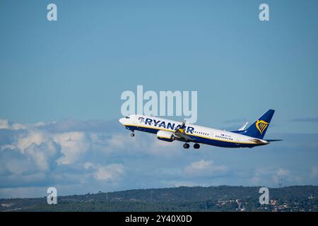 Marignane, Frankreich. September 2024. Ein RYANAIR-Flugzeug ist sicher vom Flughafen Marseille-Provence abgeflogen, in einer Seitenansicht vor einem blauen Himmel Stockfoto