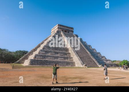 El Castillo (auch bekannt als Tempel des Kukulcan) ist eine mesoamerikanische Stufenpyramide im Chichen Itza, Mexiko Stockfoto