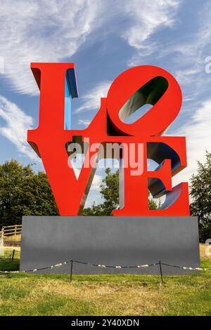 LOVE (Red Blue Green) Skulptur von Robert Indiana im Yorkshire Sculpture Park, West Bretton, West Yorkshire, England Stockfoto