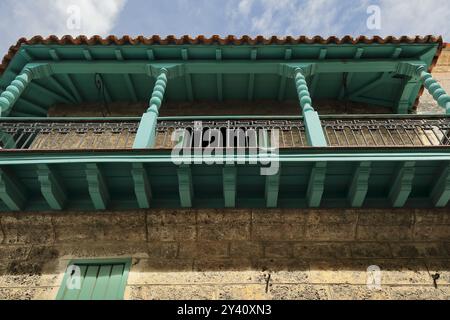 704 Fassade auf der Calle Amargura aus beigem jaimanitas Kalkstein und mintgrünem Balkon, ehemaliges Casa Aguilar House in der Mercaderes Street 211-213. Havanna-Kuba Stockfoto