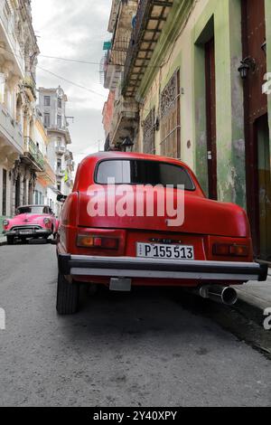 713 Rückansicht, roter europäischer Oldtimer - britischer Ford von 1951 bis 1956 - auf 363 Calle Amargura Street, Oldsmobile von 1949 im Hintergrund. Havanna-Kuba Stockfoto