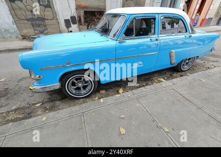 718 Seitenansicht, blauer amerikanischer Oldtimer mit weißem Dach, Ford 1952, auf der Calle Brasil-Teniente Rey Street, Plaza Cristo Square, Altstadt. Havanna-Kuba Stockfoto