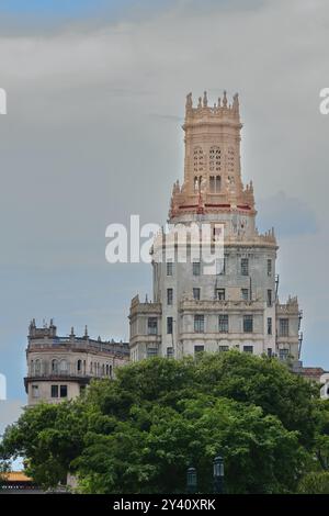 719 Edificio Aguilar and Dragones or Telefonica und Moure Mietshaus, das über den Parque Fraternidad Park in Chinatown ragt. Havanna-Kuba. Stockfoto