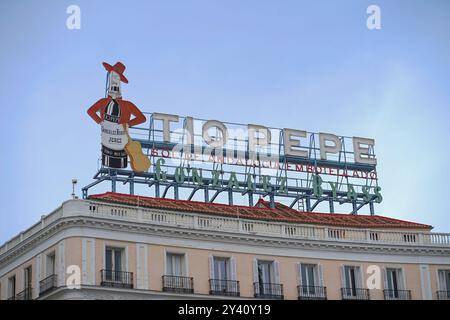 Dezember, 6. 2023; Madrid, Spanien: Die berühmte Werbung „Tío Pepe“ ist ein Emblem in Madrids Puerta del Sol, das die spanische Werbegeschichte und repräsentiert Stockfoto