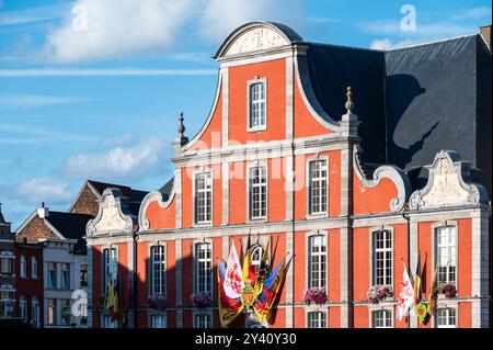 Sint-Truiden, Limburg, Belgien, 9. August 2024 - bunte Fassade des Rathauses Stockfoto