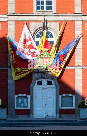 Sint-Truiden, Limburg, Belgien, 9. August 2024 - Wappen und Fahnen im Rathaus Stockfoto