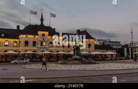 Uppsja, Uppland - Schweden - 07 27 2019 Fassade des Bahnhofs und des Platzes bei Nacht Stockfoto